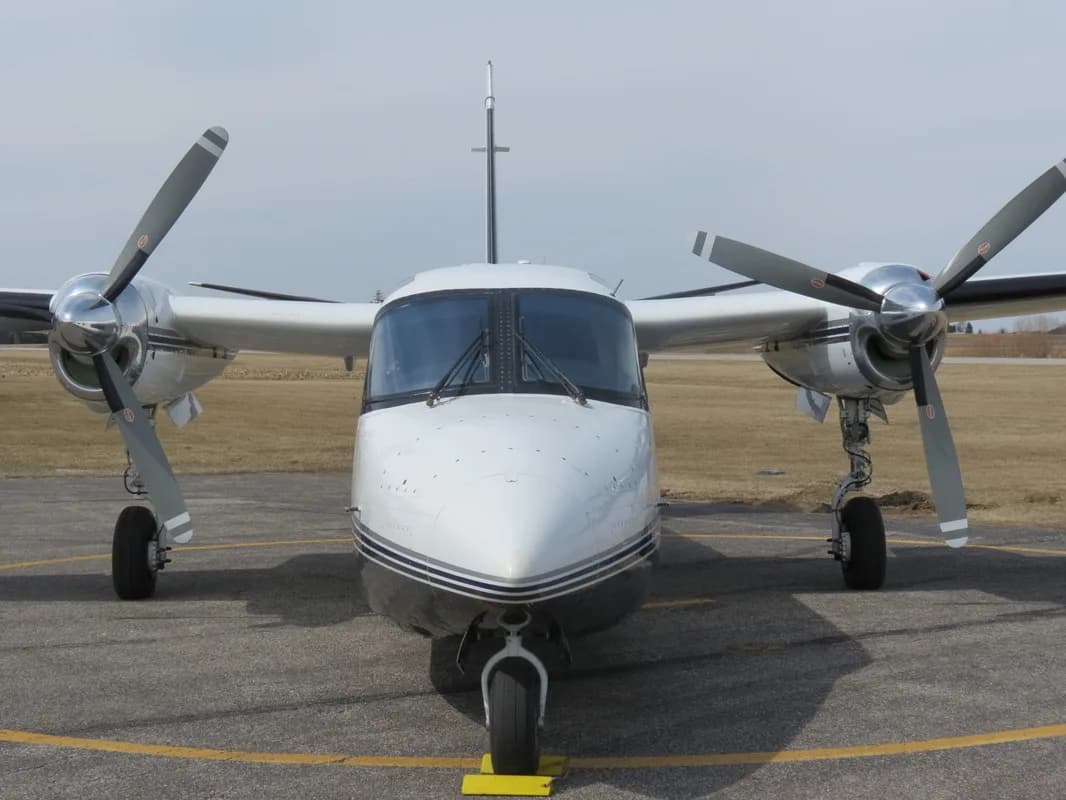 1977 Commander 690B