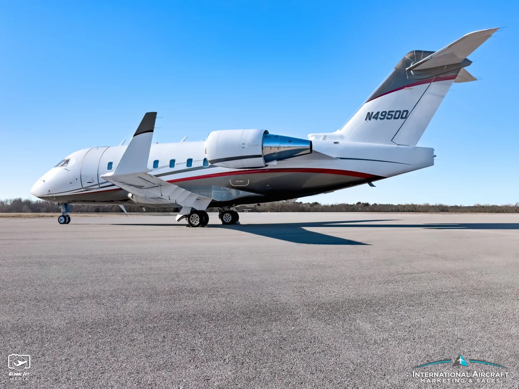 N495DD Bombardier Challenger on the tarmac.