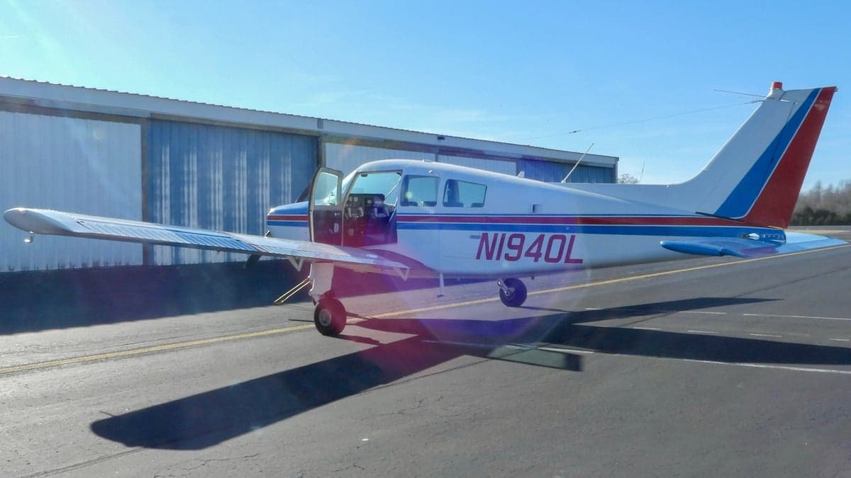 Side view of a Piper PA-28-140 Cherokee with tail number N1940L.