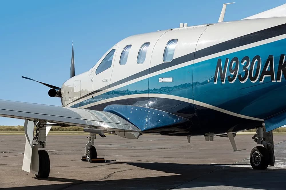A side view of the fuselage and landing gear of the TBM 930 aircraft N930AK.