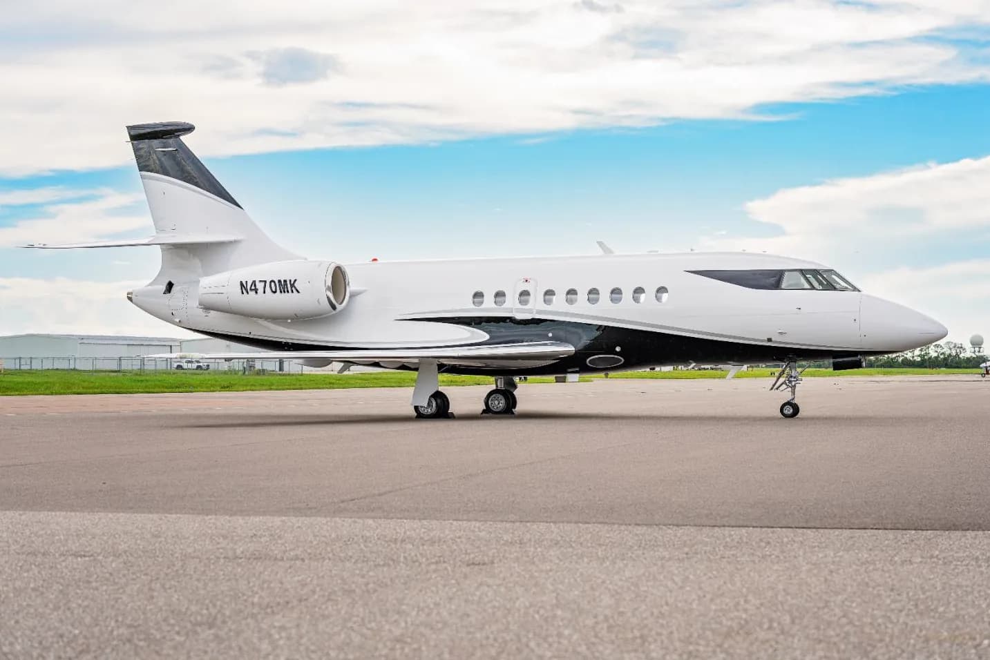 The aircraft N470MK is parked on the tarmac.