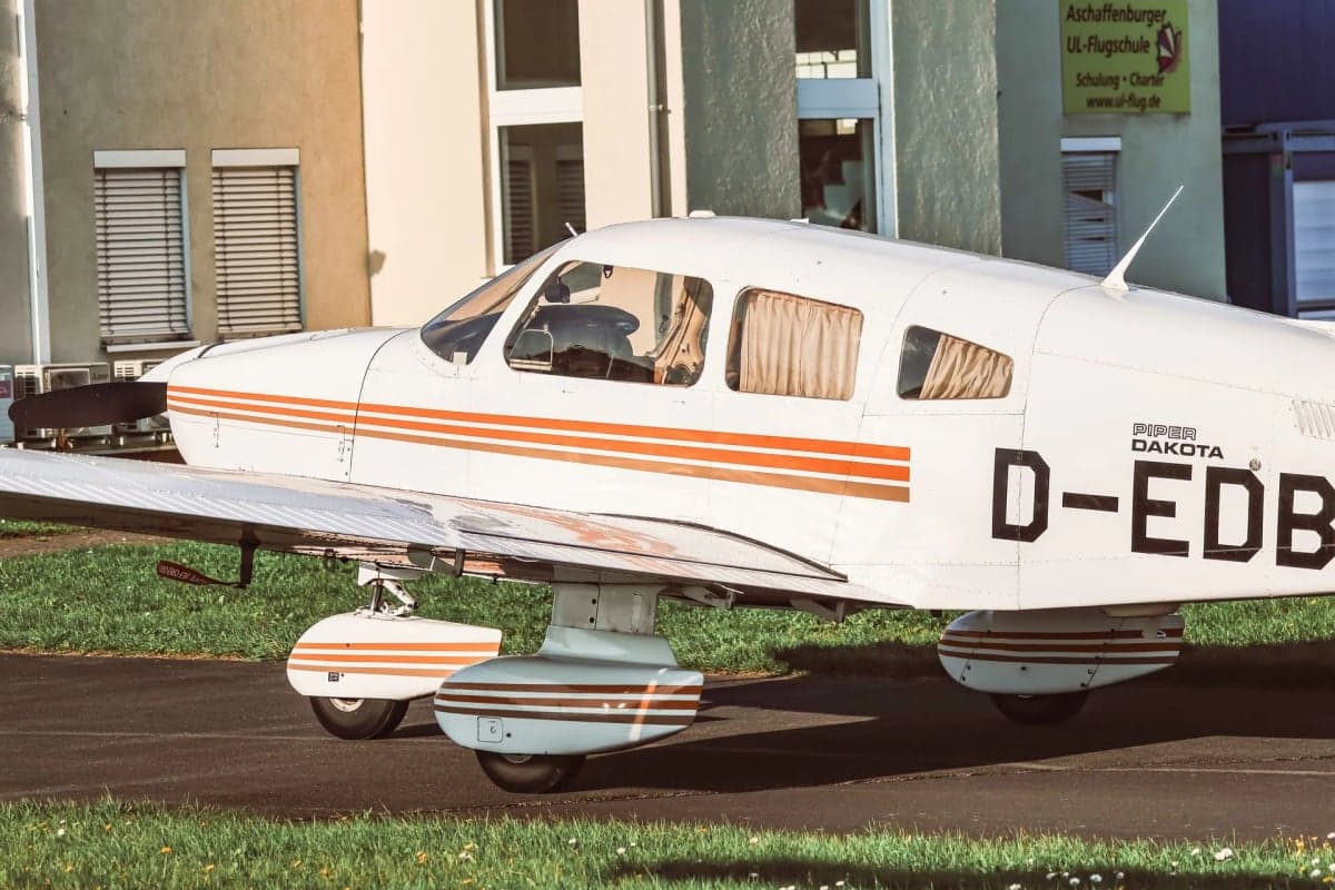 Piper Dakota D-EDBV parked near a building.