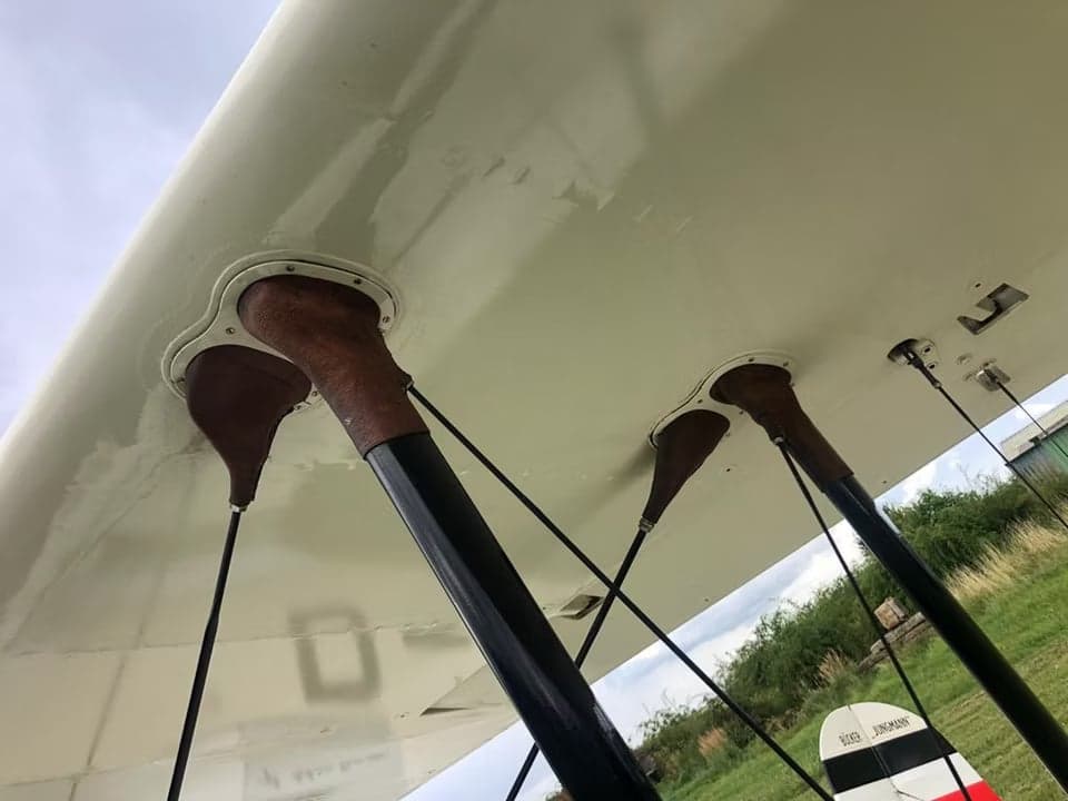 Close-up of the wing struts and rigging of the D-EAVV biplane.
