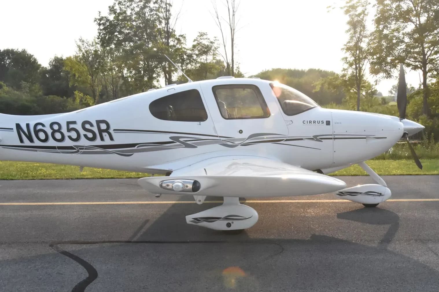 Side view of the white Cirrus SR22 G3 Turbo aircraft (N685SR) showing its fuselage and wing details.