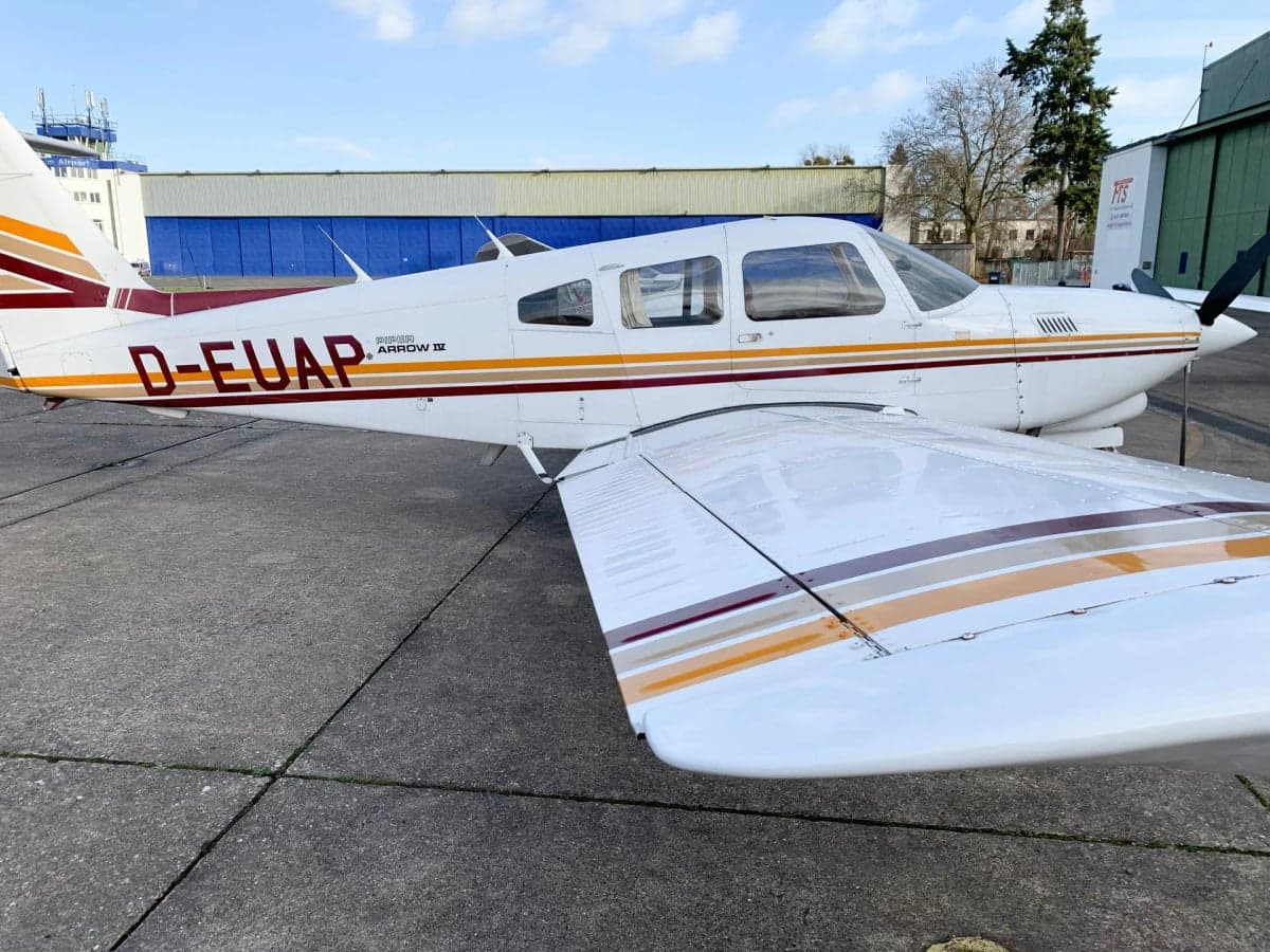 Side view of the D-EUAP Piper Arrow II showing wing and fuselage.