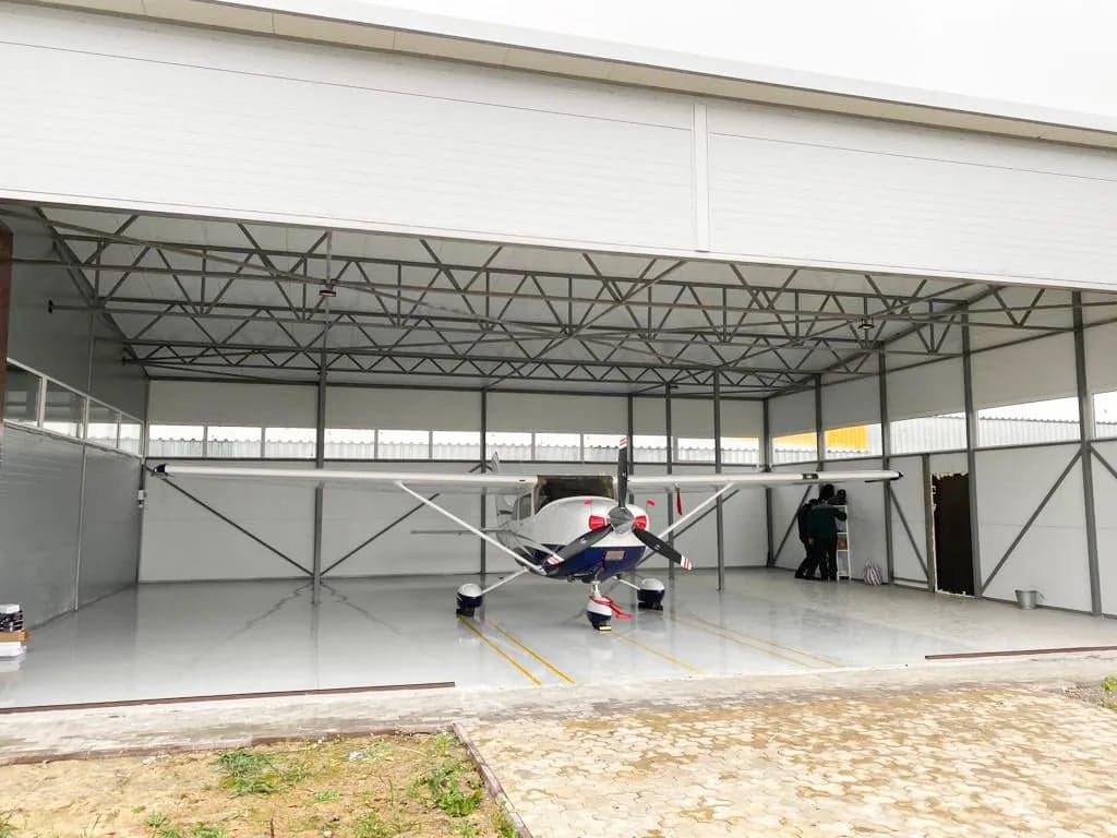 Cessna 172 Skyhawk N187CM in a hangar.