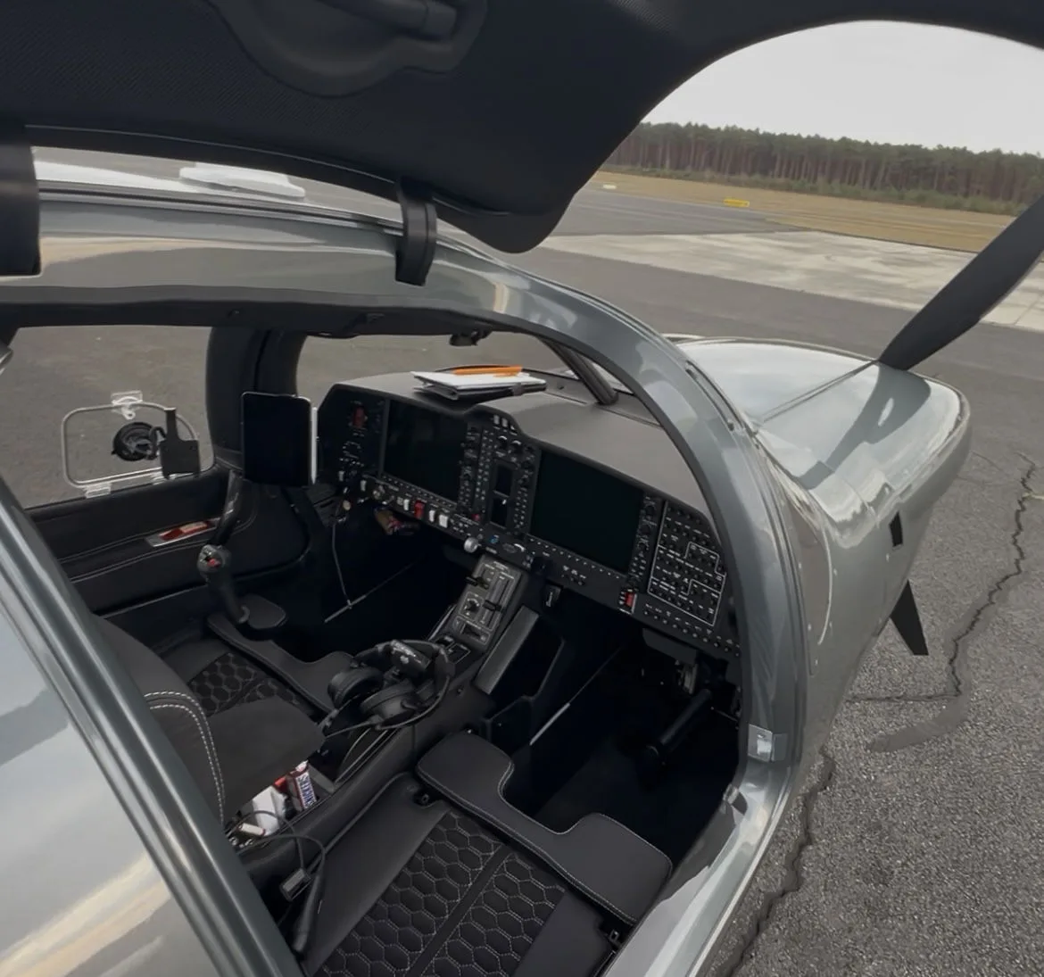 View of the cockpit and instrument panel of a Diamond DA50 RG aircraft.