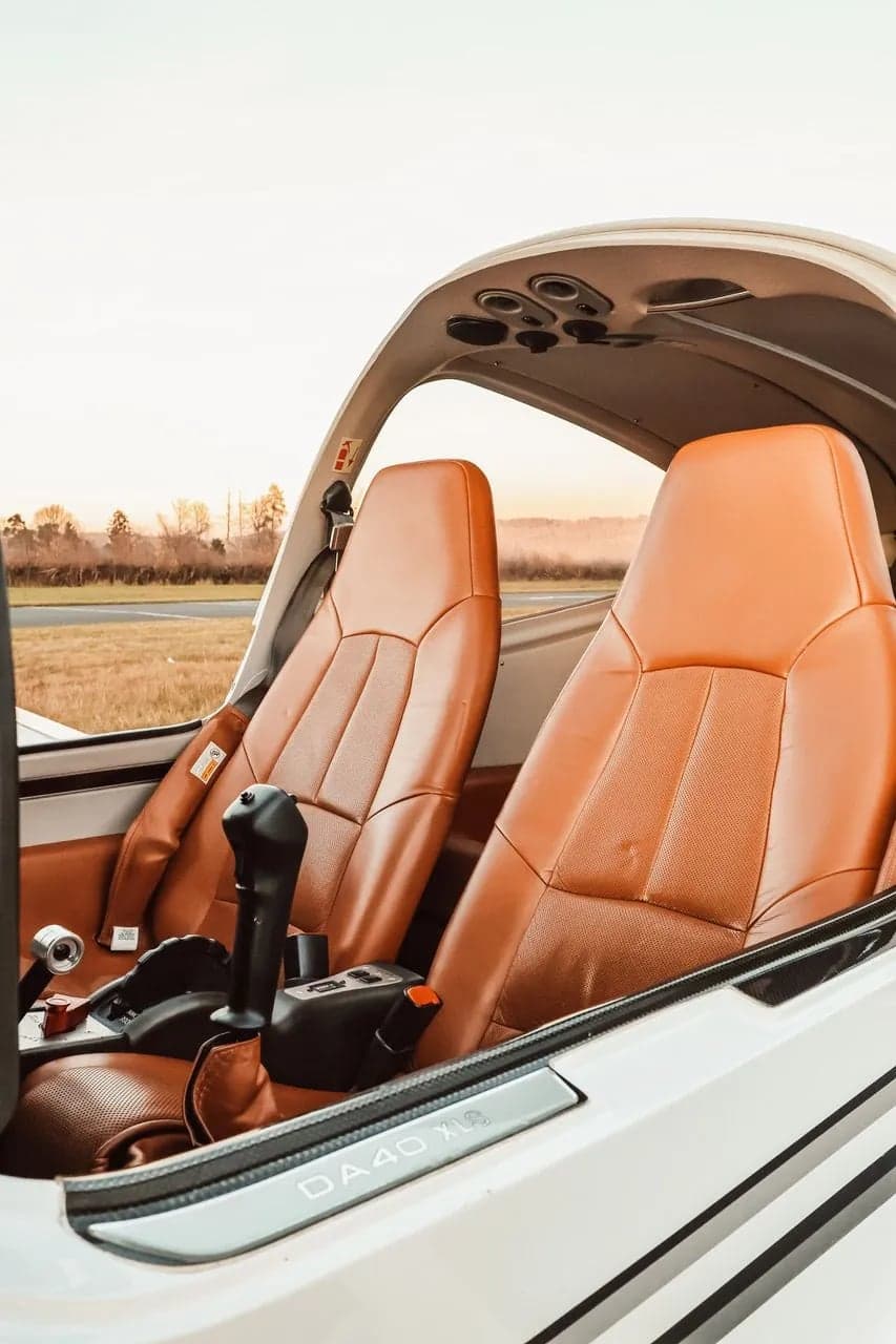 Interior view of the DA40 XLS cabin with leather seats.