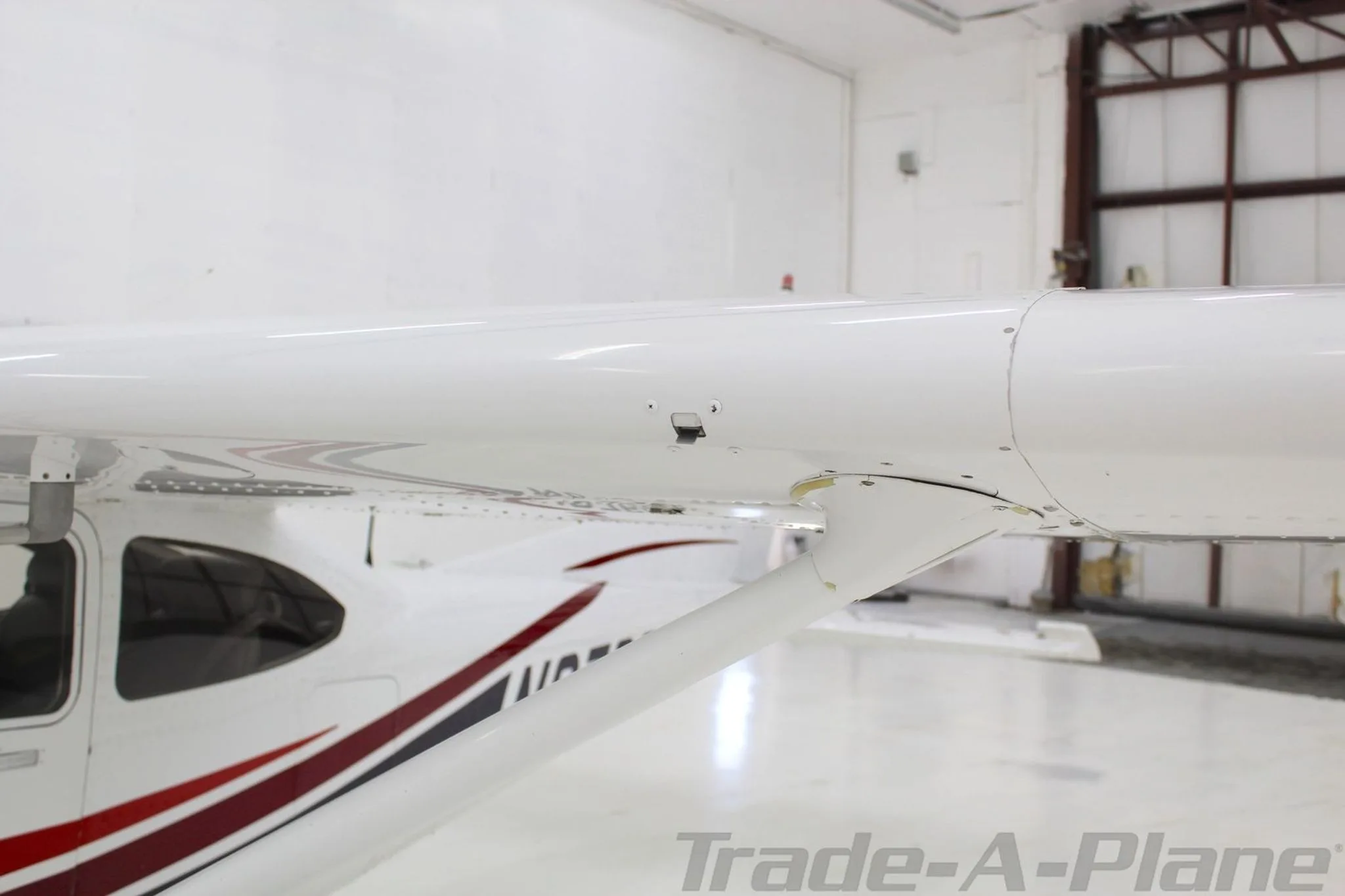 A close-up view of the underside of the wing and wing strut of the Cessna Skylane N6768R.