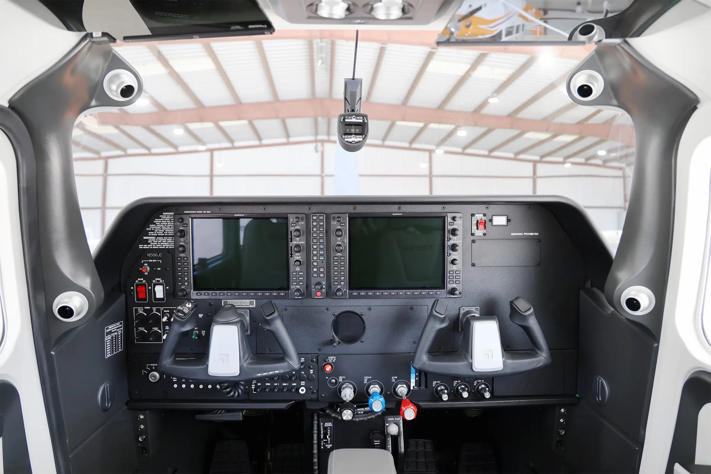 Cockpit instrument panel of the Cessna Stationair T206H.