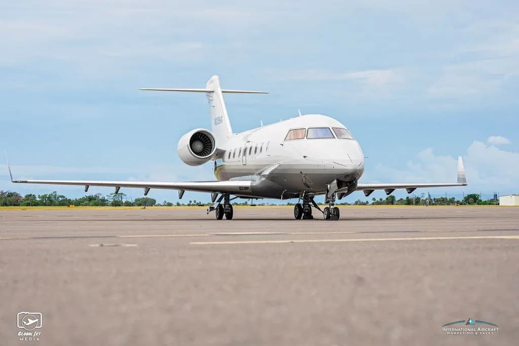 A Challenger aircraft with registration N825SG is parked on the tarmac.