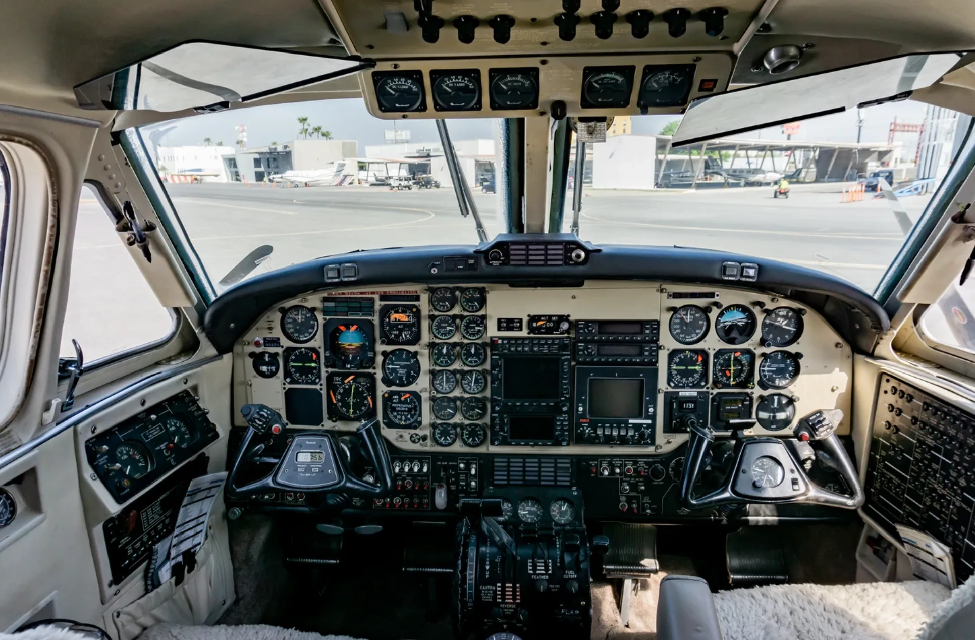 Full instrument panel of the Beechcraft King Air 200.