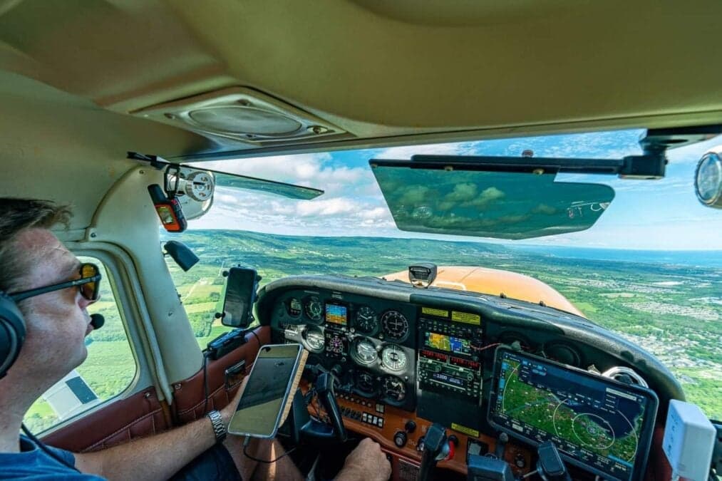 View from the cockpit of the Cessna 210 HP aircraft C-FPFZ in flight.