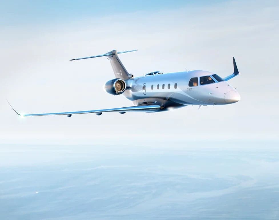 A Embraer Praetor 600 flying in the sky.