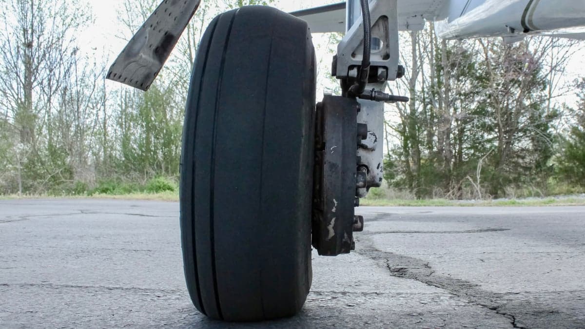 Close up of the landing gear and tire of an Aerostar Super 700.