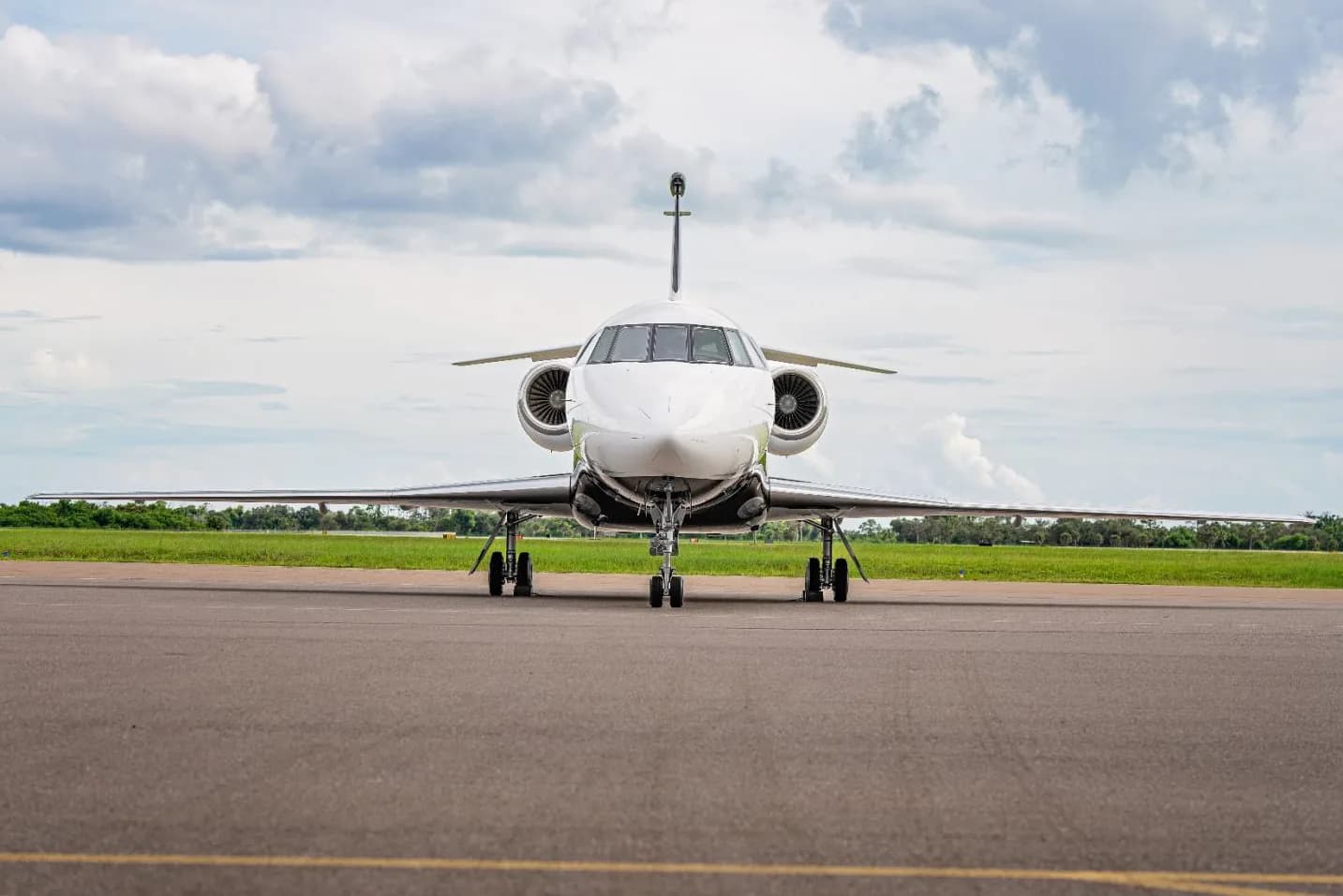 The aircraft N470MK is parked on the tarmac.