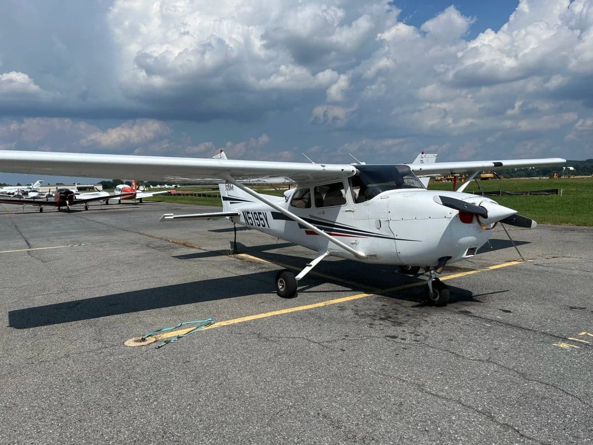 Cessna 172 Skyhawk aircraft N5195Y parked on the tarmac.