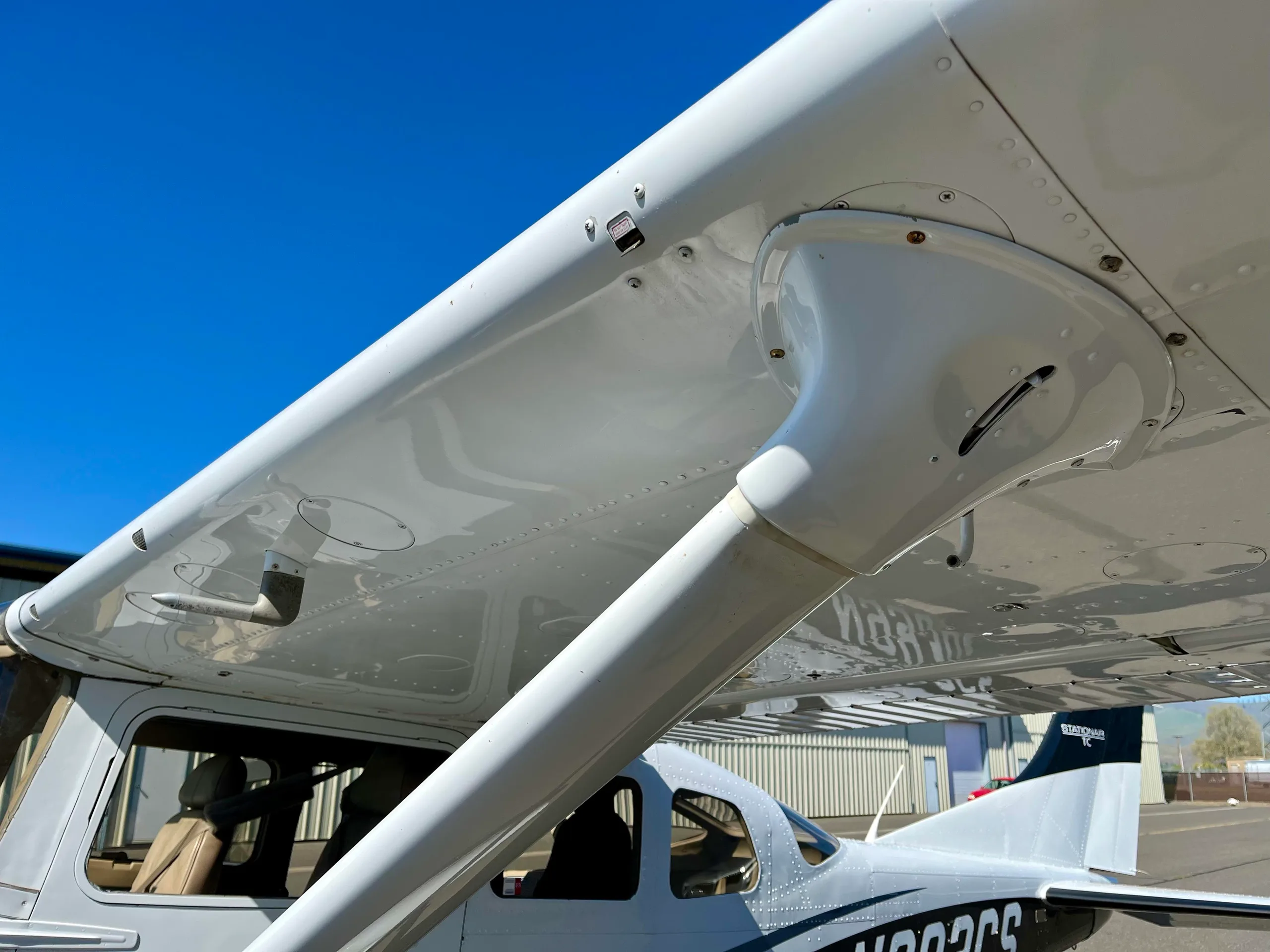 Close up of the wing and tail of the Cessna Stationair N993CS.