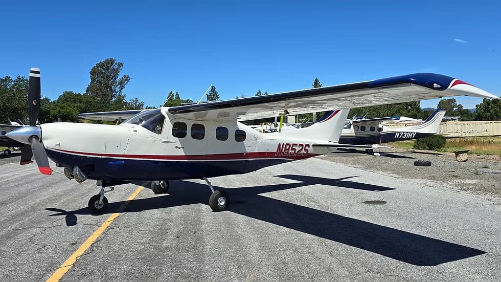 Side view of a Cessna 207A Turbo Stationair 800, registration N852S, parked on the tarmac.