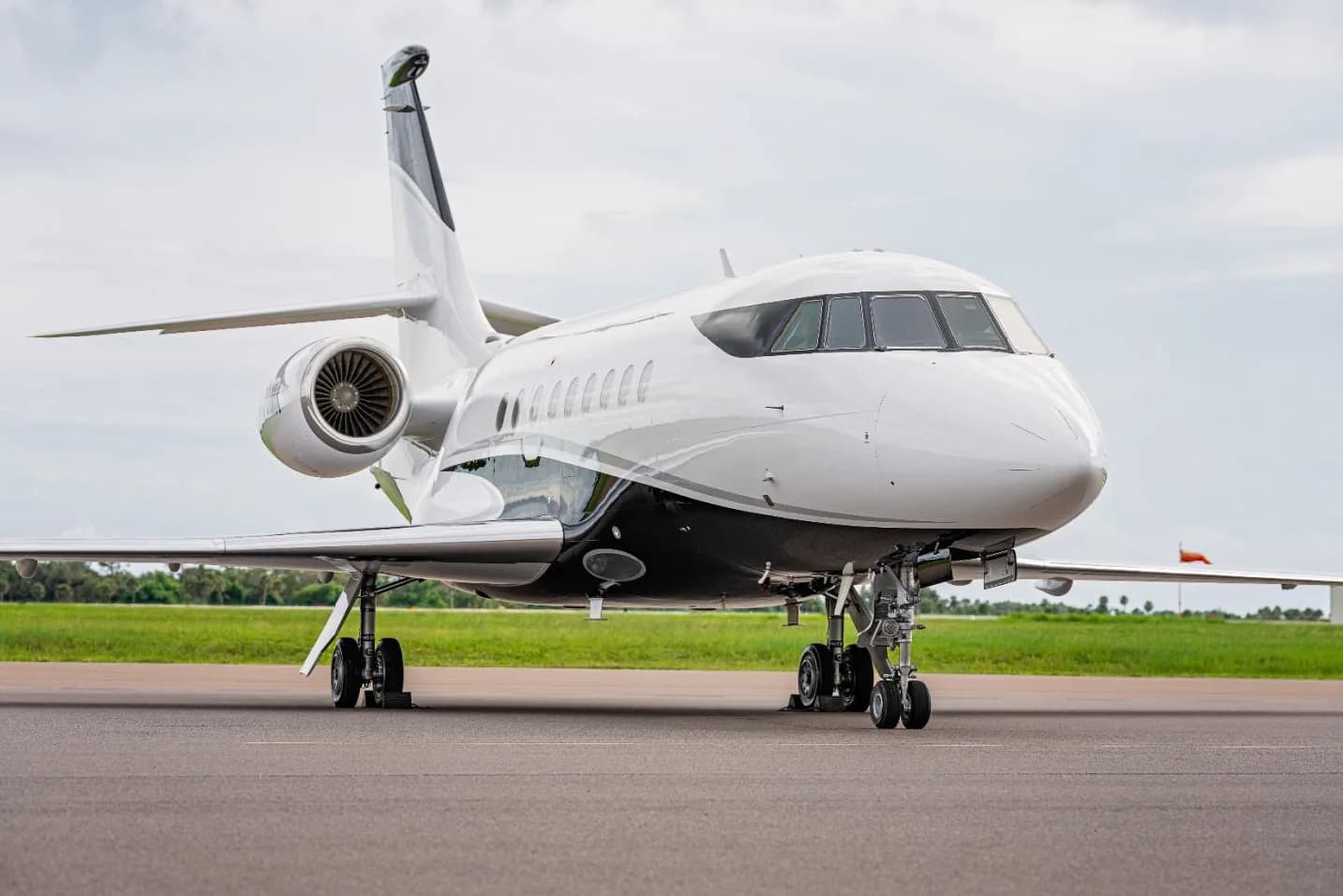 The aircraft N470MK is parked on the tarmac.