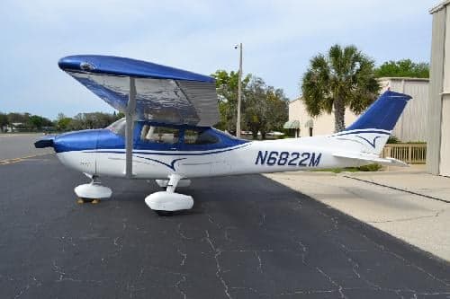 Side view of Cessna 172 Skyhawk aircraft N6822M with a blue and white paint scheme.
