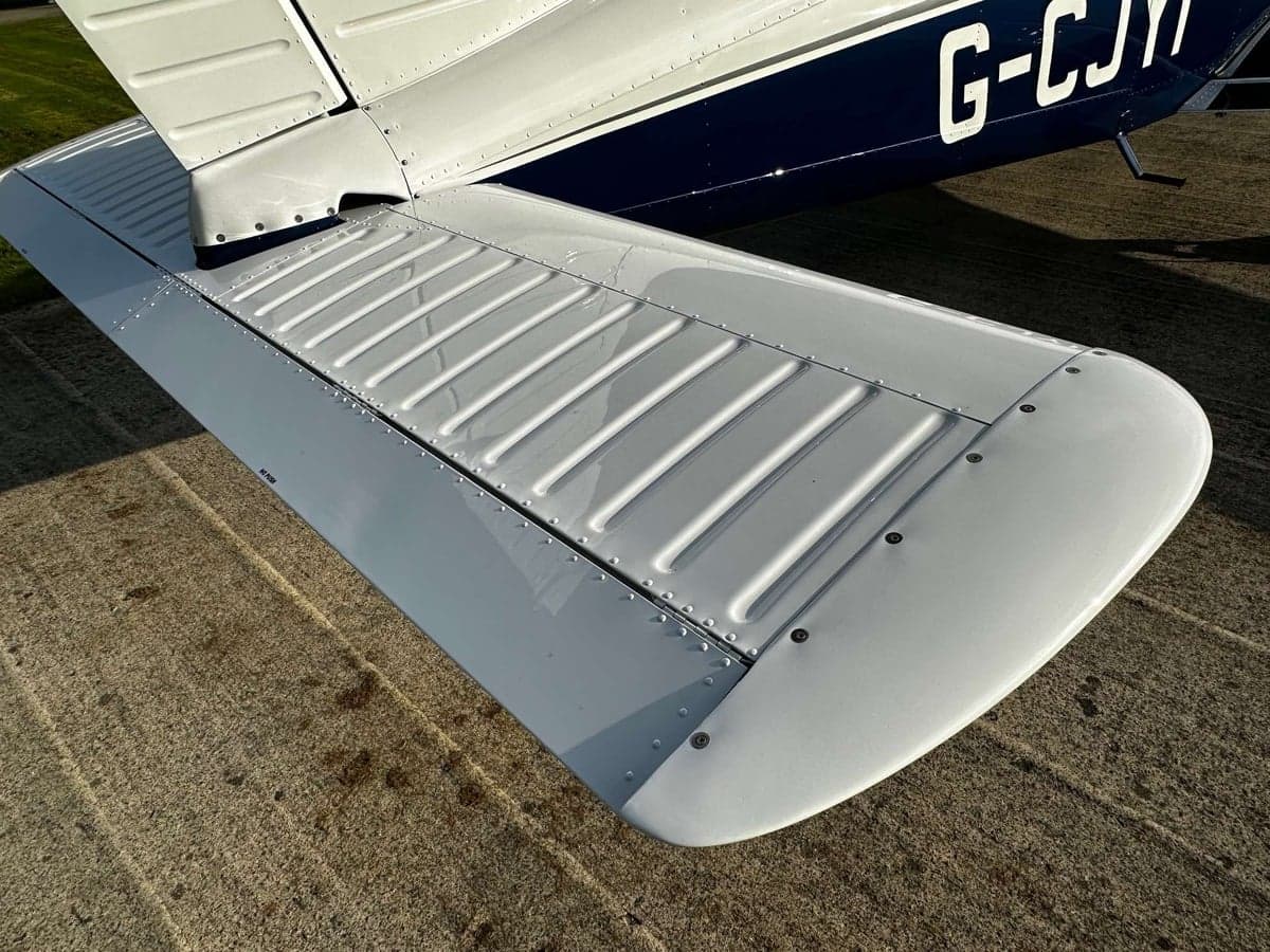 Close-up of the wing of a Piper PA-28-161 Warrior II aircraft.