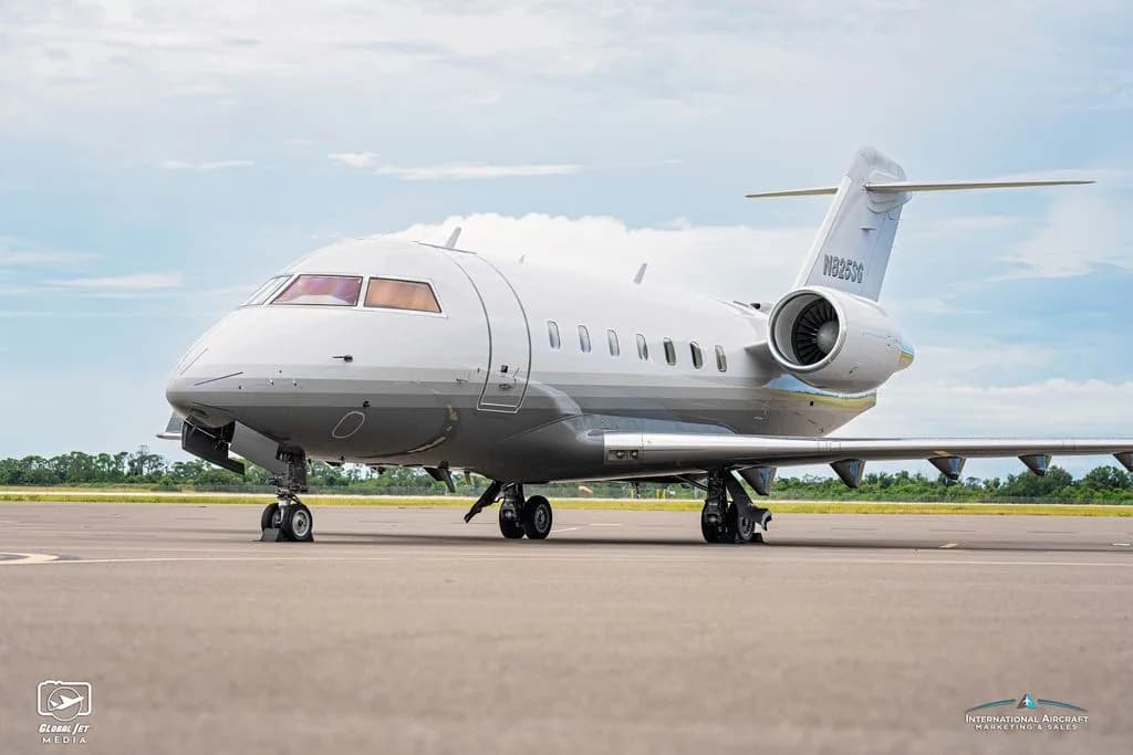 A Challenger aircraft with registration N825SG is parked on the tarmac.
