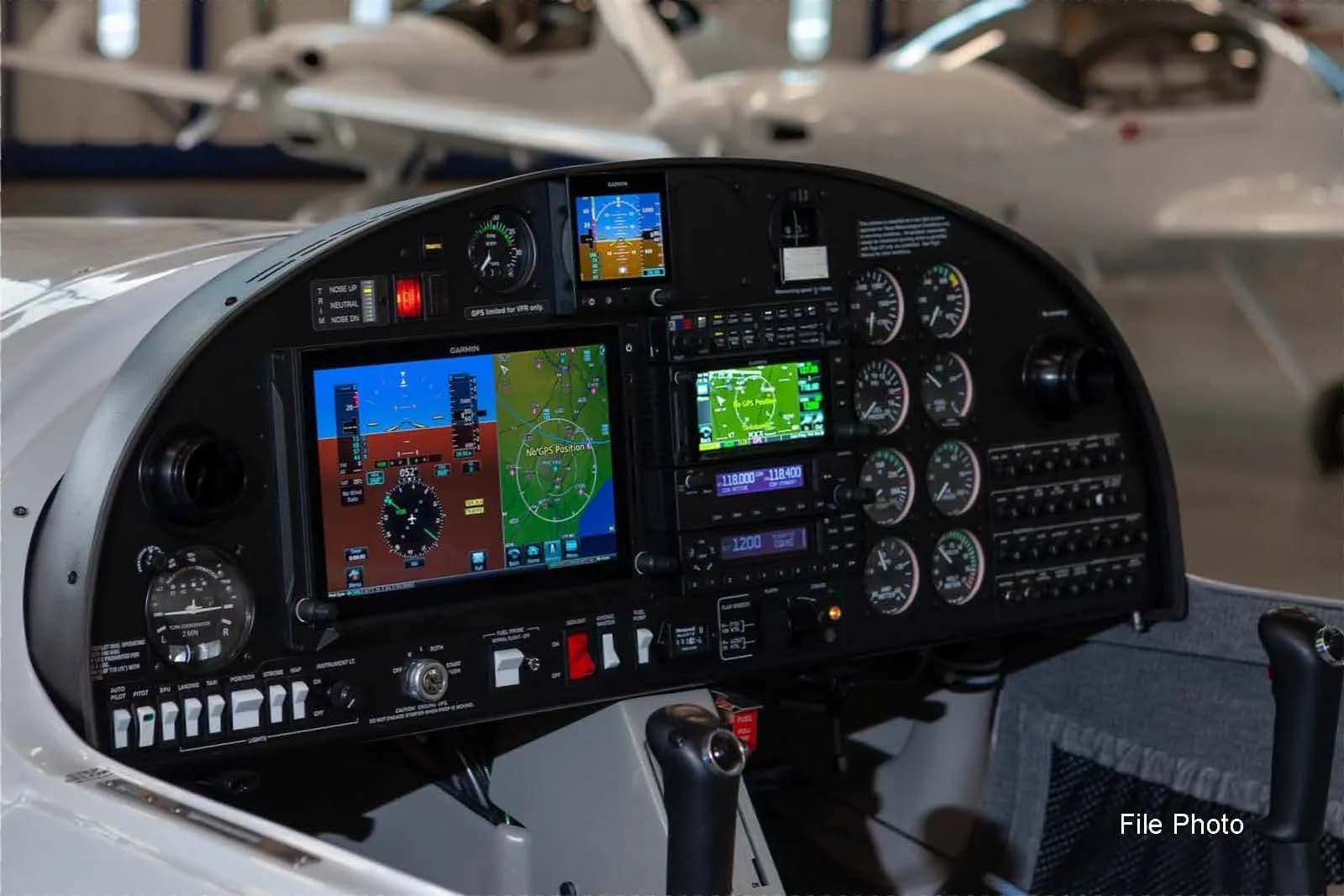 The cockpit of a Diamond DA40 aircraft, featuring multiple Garmin G1000 displays and analog gauges.