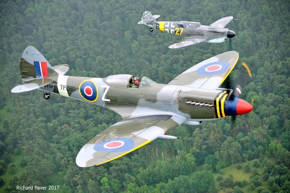 D-FSPT Supermarine Spitfire flying with a Focke-Wulf Fw 190.