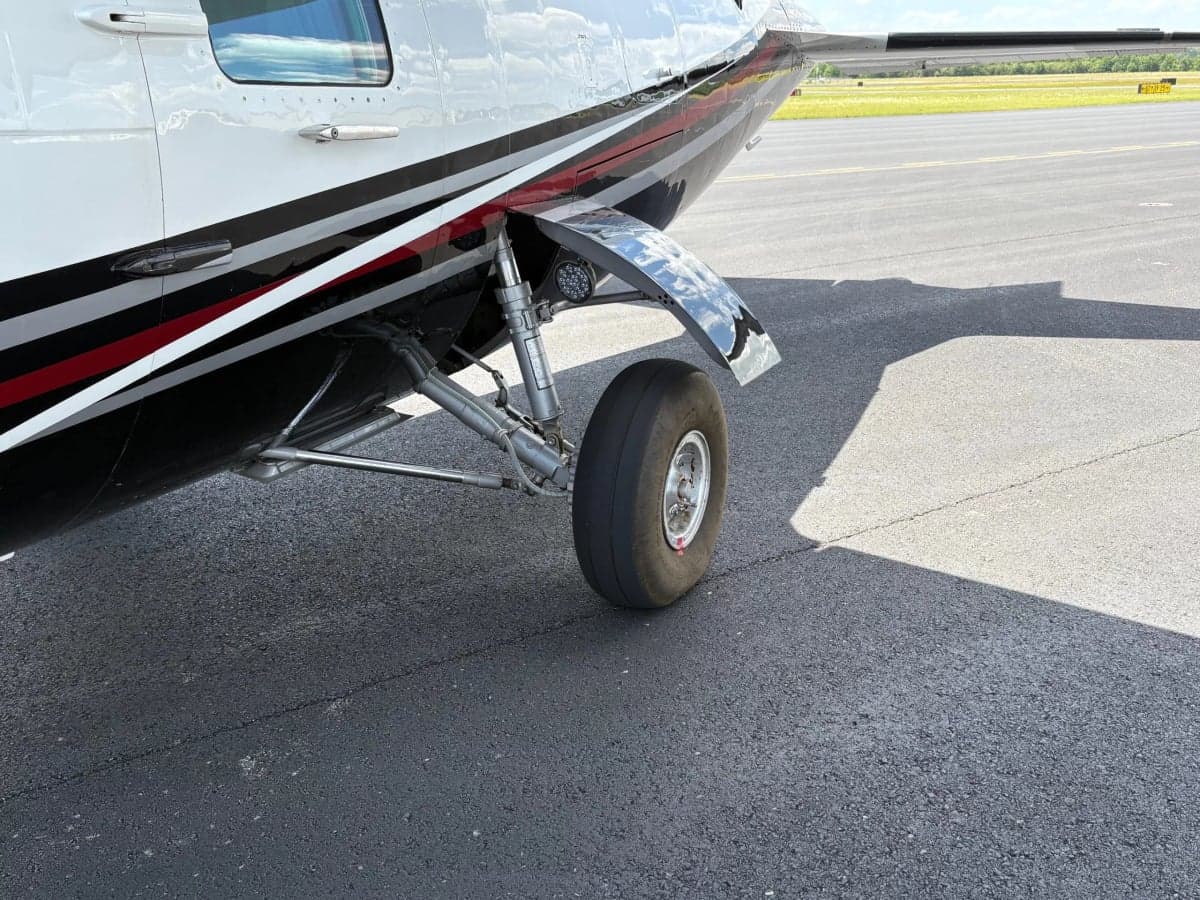Close-up of the landing gear of the Partenavia P.68 Observer 2 aircraft N616KL.