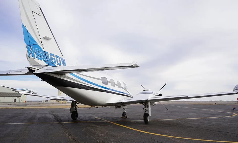 The tail of a Beechcraft Baron aircraft with registration N606DW is shown from a low angle.