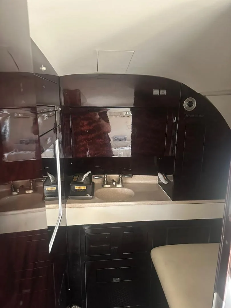 View of the lavatory in the Hawker 400XP aircraft.