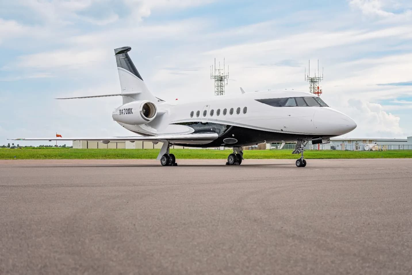 The aircraft N470MK is parked on the tarmac.