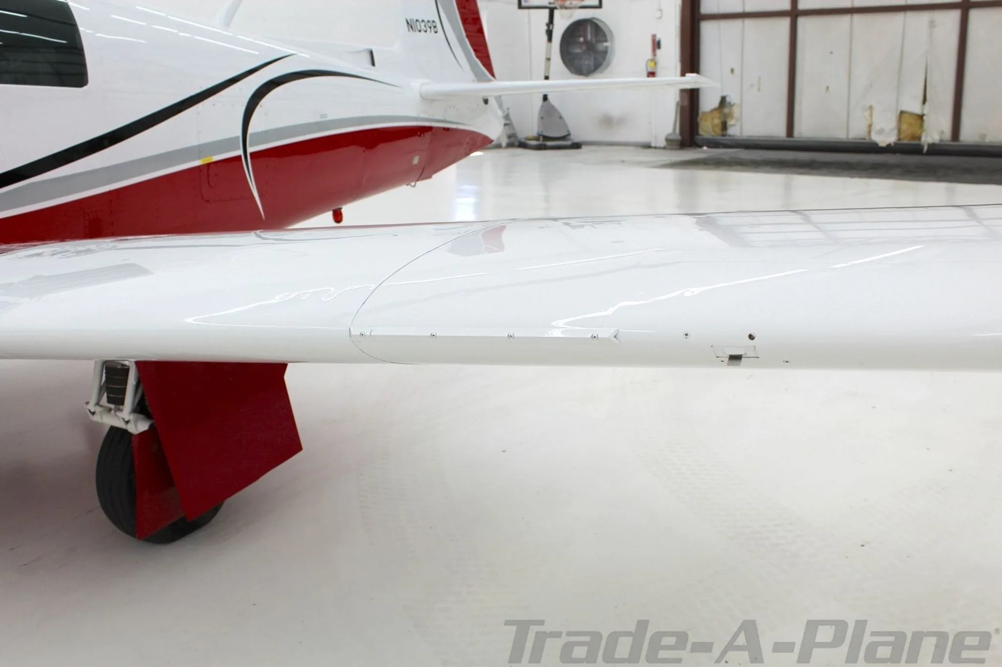 A close-up of the right wing root and main landing gear of the Mooney N1039B.