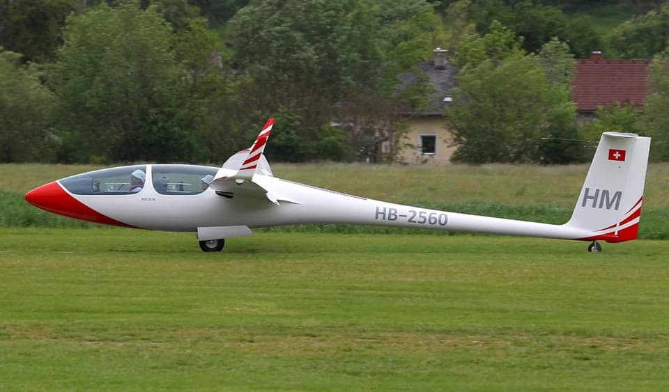 HB-2560 glider on a grassy field.